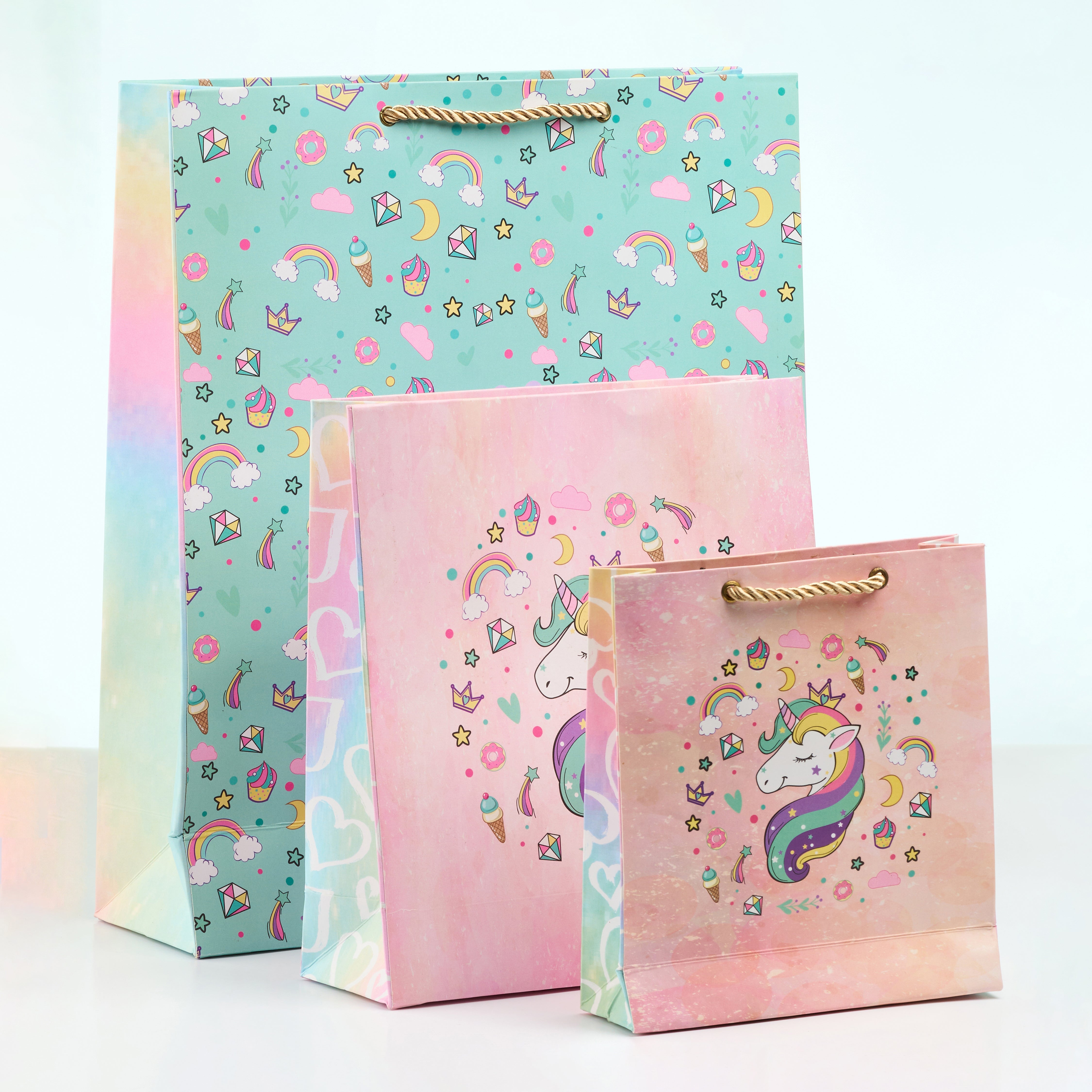 Set of unicorn-themed gift bags in assorted sizes – mint base with rainbows, stars, and pastel unicorn, perfect for kids’ birthdays and fantasy gifting.